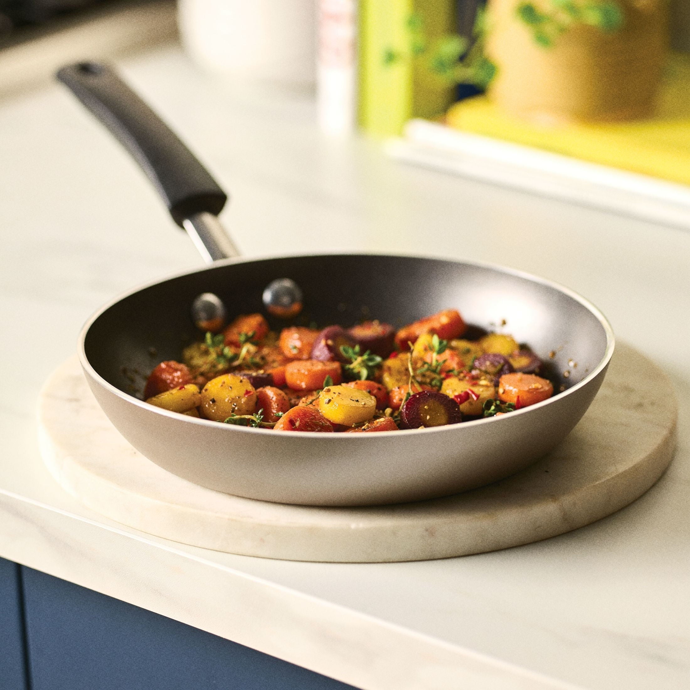 Farberware Easy Clean 8 Inch Nonstick Frying Pan / Skillet - Dishwasher Safe, Champagne